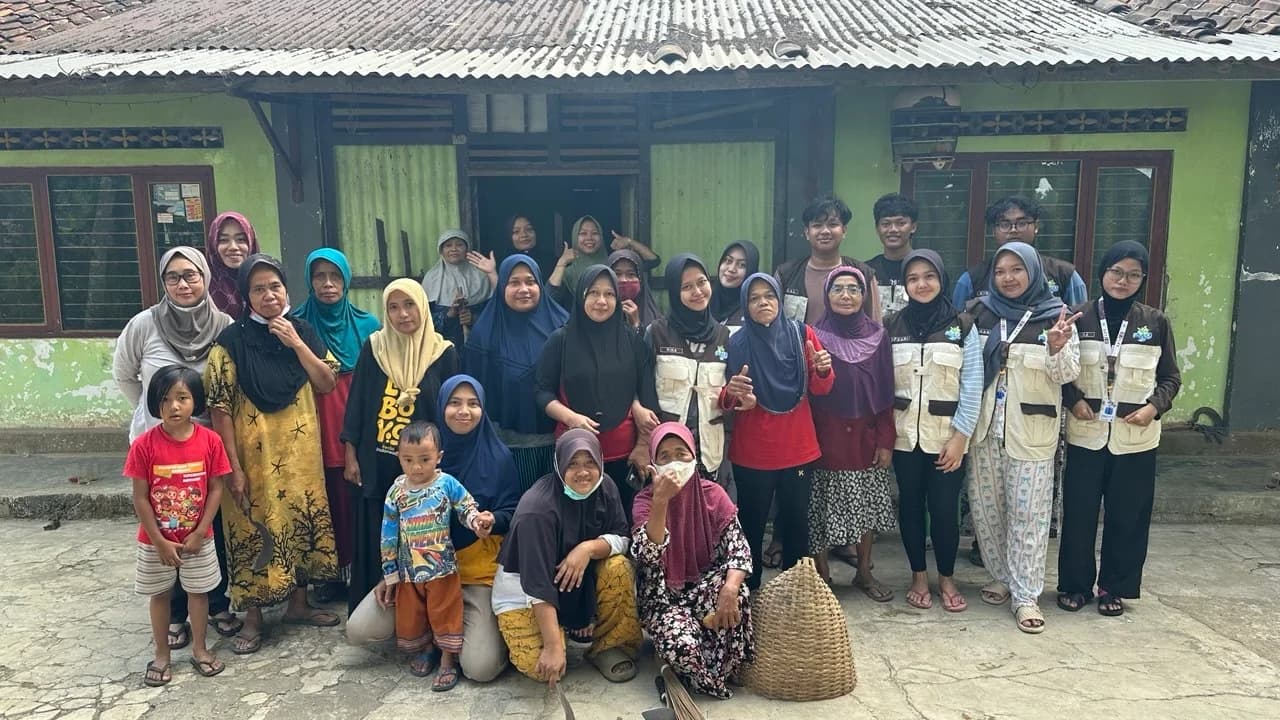 Warga dan mahasiswa bersama di Dusun Dukuh